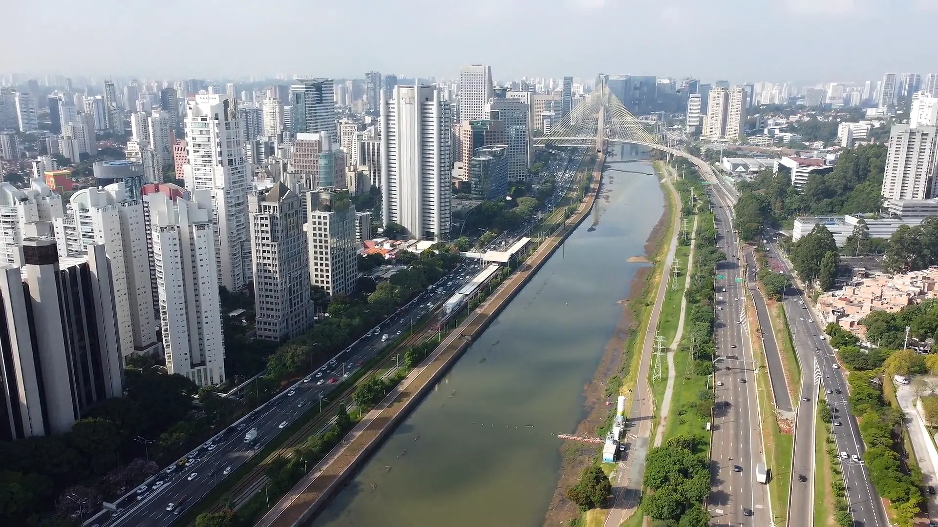 Vista aérea de São Paulo: a Marginal Pinheiros, o rio e os prédios da zona sul