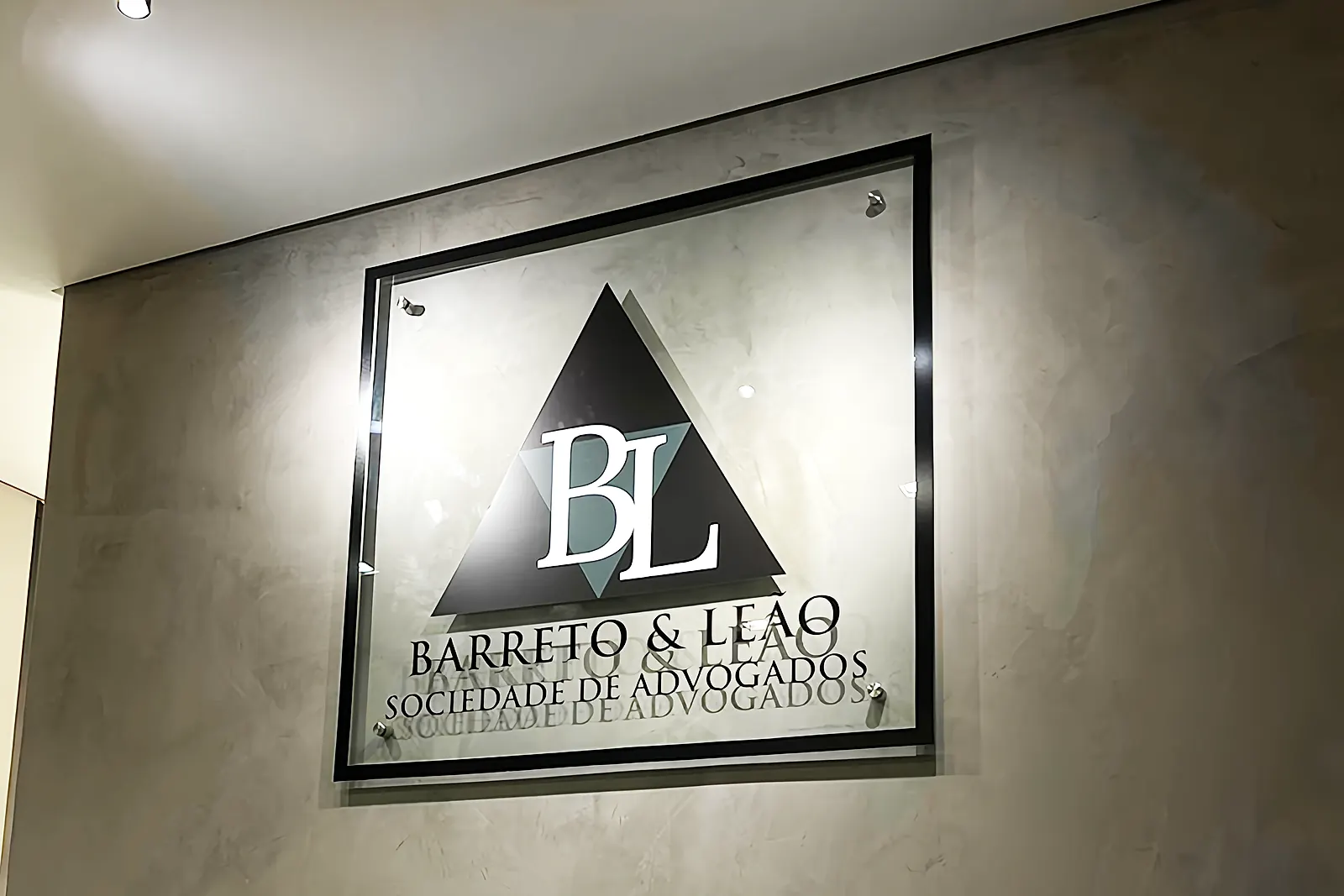 Placa do Barreto & Leão Sociedade de Advogados na parede da recepção